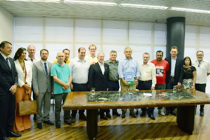 Comitiva entrega proposta do novo mínimo regional de Santa Catarina