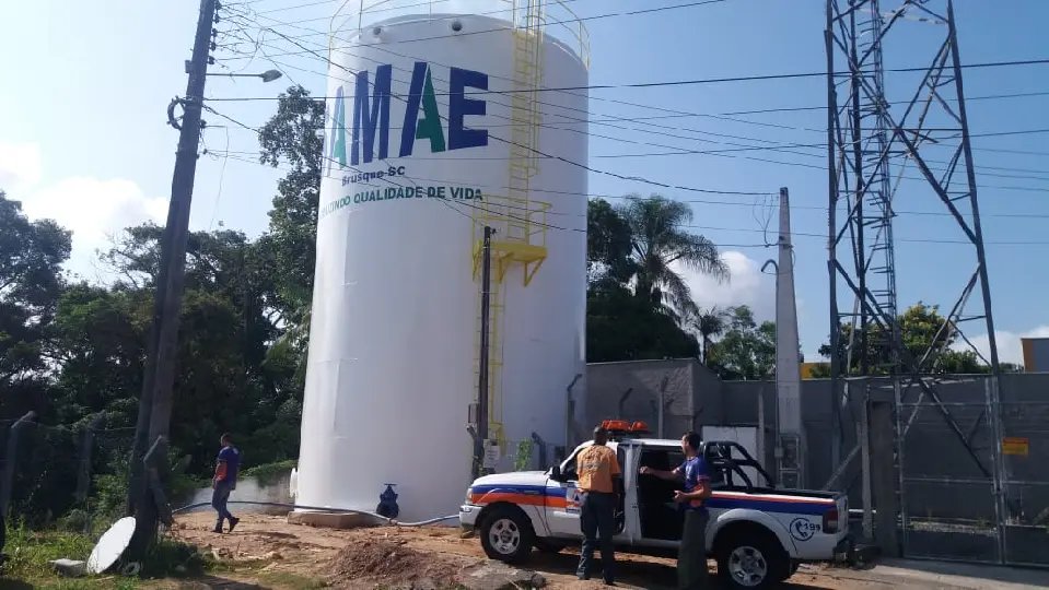 Instala&ccedil;&atilde;o de caixa d'&aacute;gua em morro preocupa moradores do Azambuja