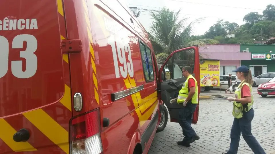 Mulher fica ferida em colisão entre carro e moto