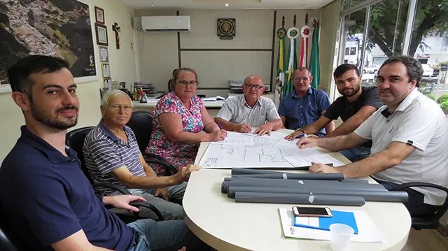 Colombi assina ordem servi&ccedil;o para amplia&ccedil;&atilde;o de escola