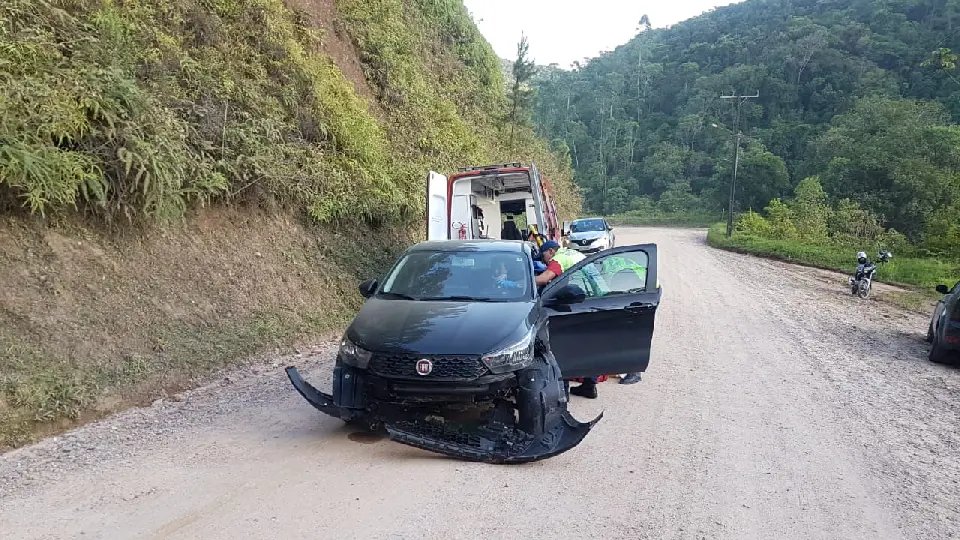 Mulher se fere ao bater de carro contra o barranco