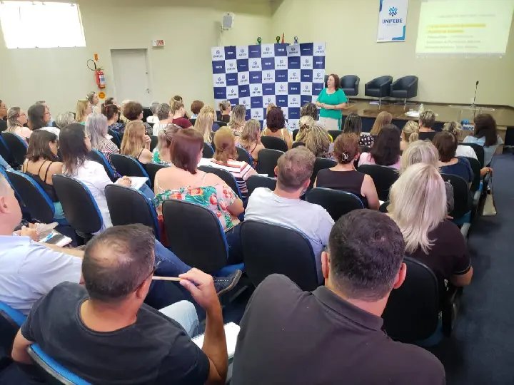 Educa&ccedil;&atilde;o promove primeira reuni&atilde;o do ano com diretores das unidades escolares de Brusque