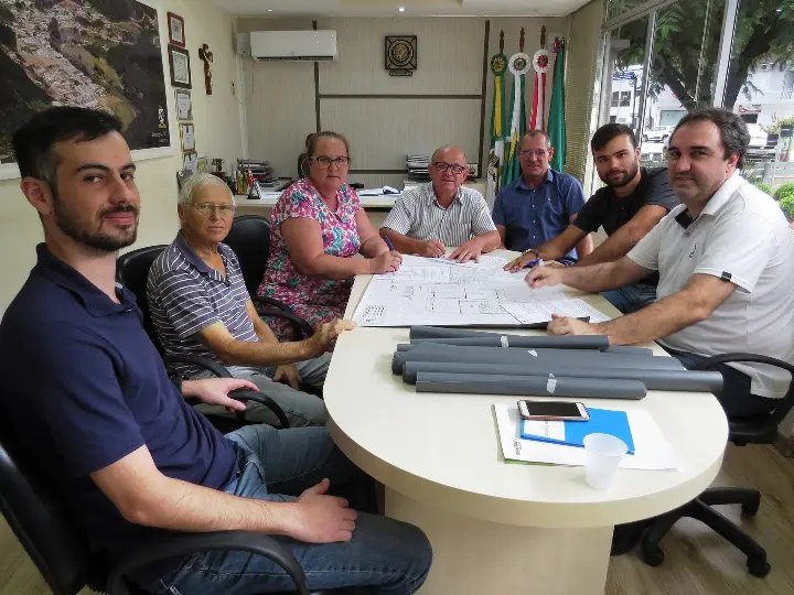 Assinada ordem de servi&ccedil;o para amplia&ccedil;&atilde;o da Escola Reunida Professora  Maria Luiza da Silva Dias
