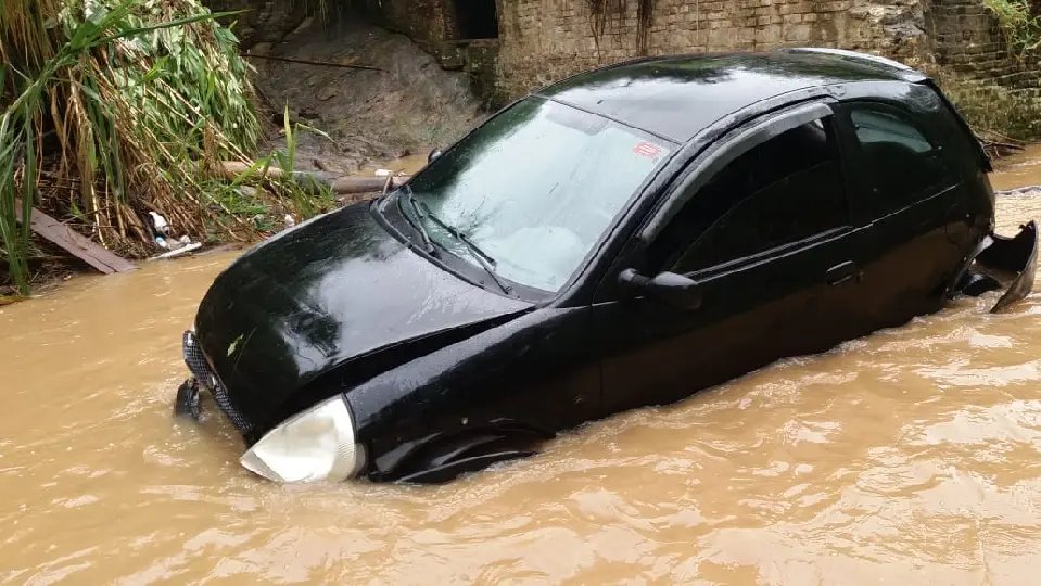 V&iacute;deo: Carro cai em ribanceira de 10 metros no bairro Paquet&aacute;