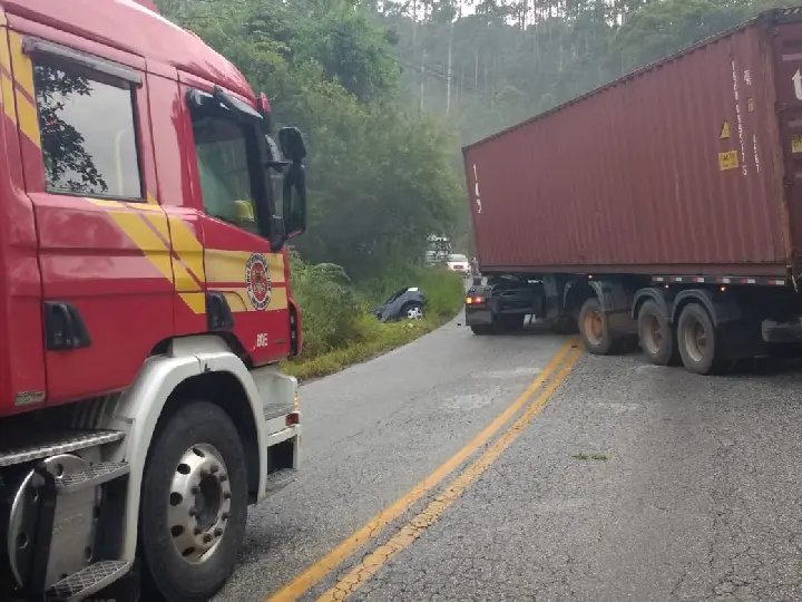 Colis&atilde;o envolvendo carro e caminh&atilde;o deixa homem ferido