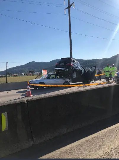 (V&iacute;deo) Acidente com quatro ve&iacute;culos deixa v&iacute;timas na rodovia