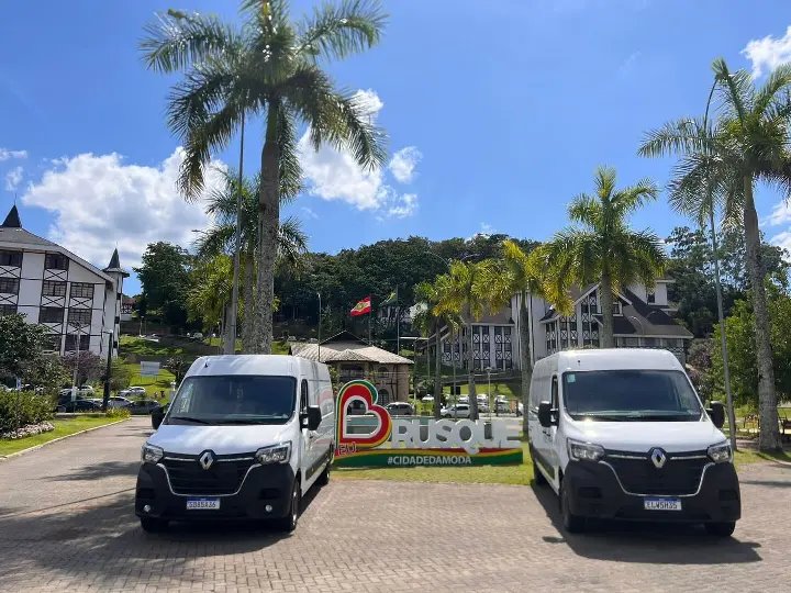 Secretaria de Educa&ccedil;&atilde;o adquire dois novos furg&otilde;es