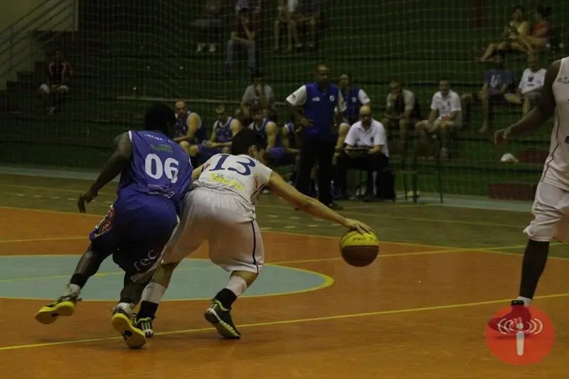 Basquete garante vaga na decisão