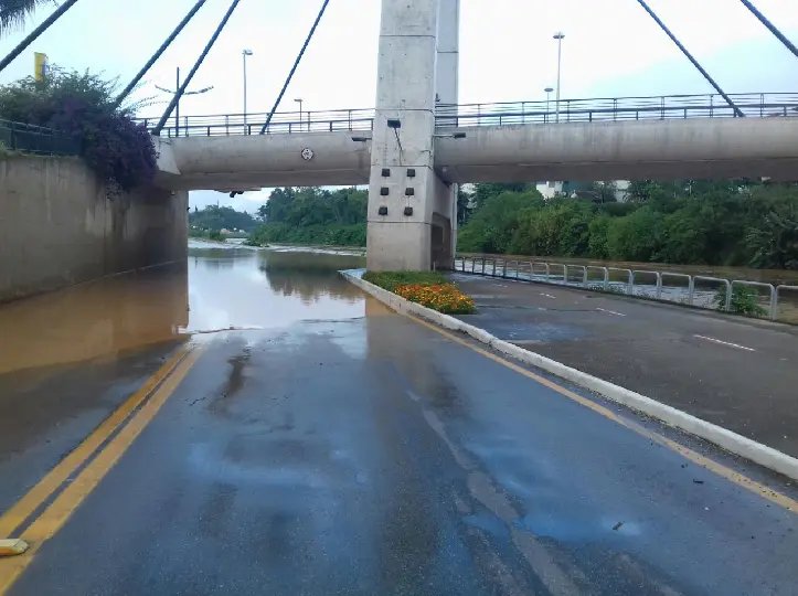 Trânsito liberado com cuidado na Beira Rio