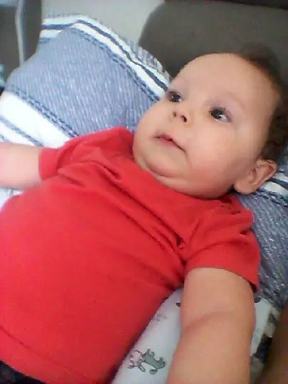 O menino Gustavo precisa de ajuda para sobreviver