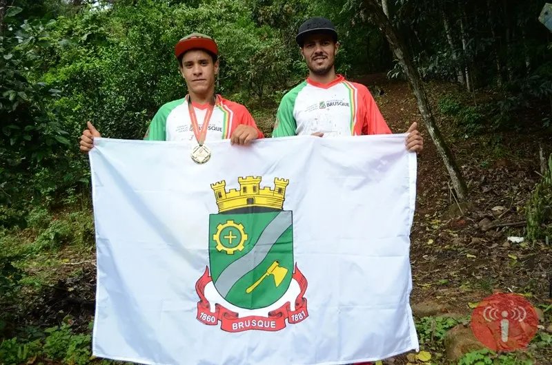 Brusque conquista ouro no downhill