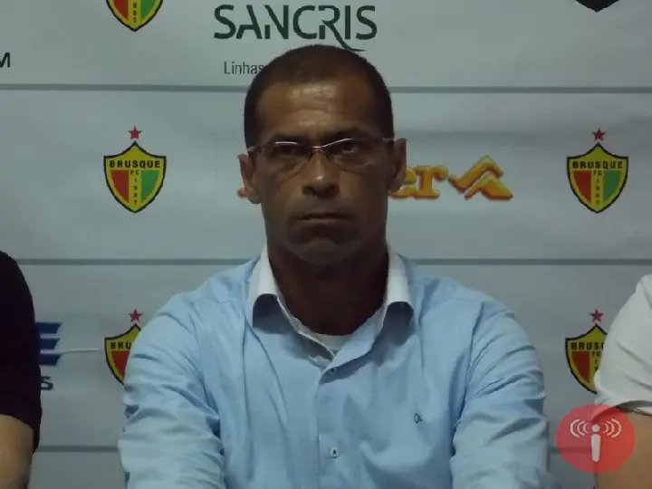 Treinador já está no quarto após cirurgia
