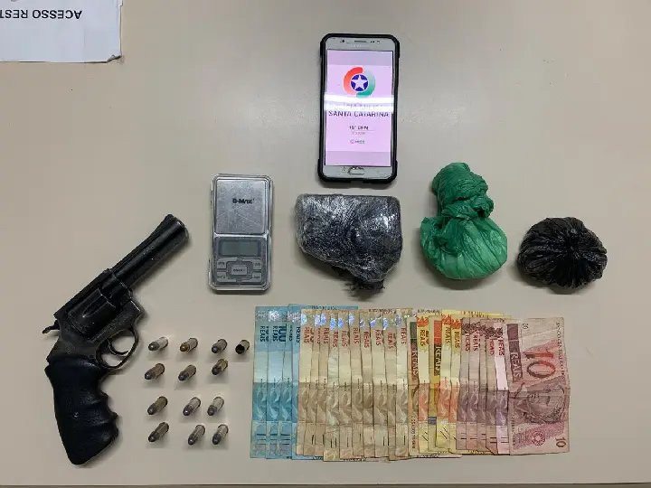 Dois homens s&atilde;o presos por tr&aacute;fico de drogas no centro