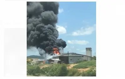 V&iacute;deo: Inc&ecirc;ndio de grandes propor&ccedil;&otilde;es atinge tinturaria, em Brusque