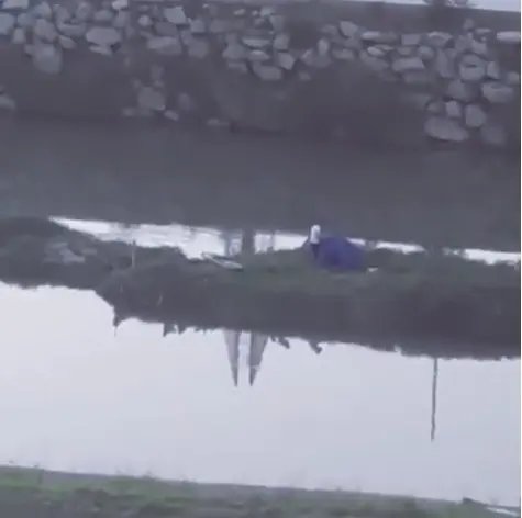 (V&Iacute;DEO) Algu&eacute;m resolveu acampar no meio do Rio Itaja&iacute; Mirim