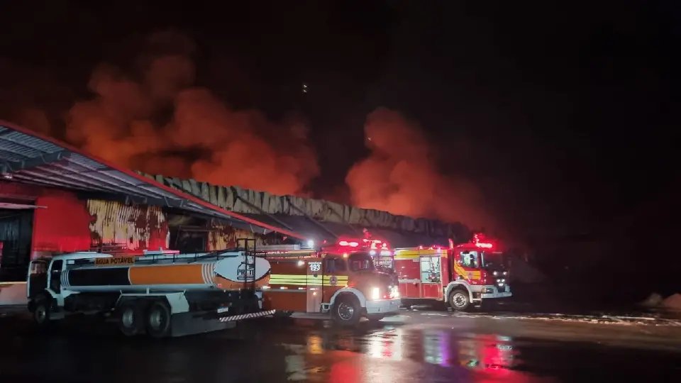 Bombeiros trazem atualiza&ccedil;&otilde;es do inc&ecirc;ndio no galp&atilde;o da Fischer