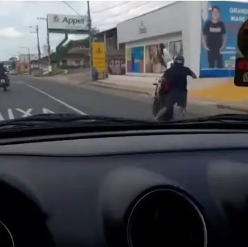 V&iacute;deo: Motociclista empina moto e cai na Ant&ocirc;nio Heil