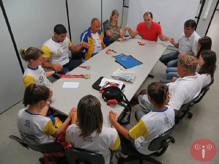 Atletismo brusquense visita patrocinadora