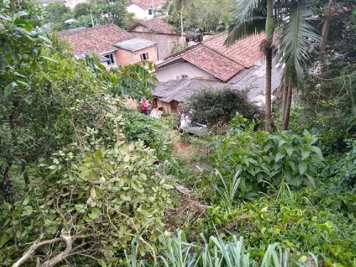 Mulher ao manobrar o carro cai em uma ribanceira no bairro santa Luzia