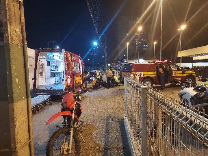 Colis&atilde;o entre carro e moto deixa um ferido, na avenida Get&uacute;lio Vargas
