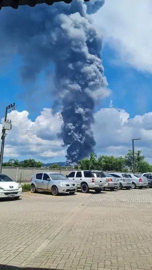 (V&Iacute;DEO URGENTE) Inc&ecirc;ndio atinge empresa de Brusque 