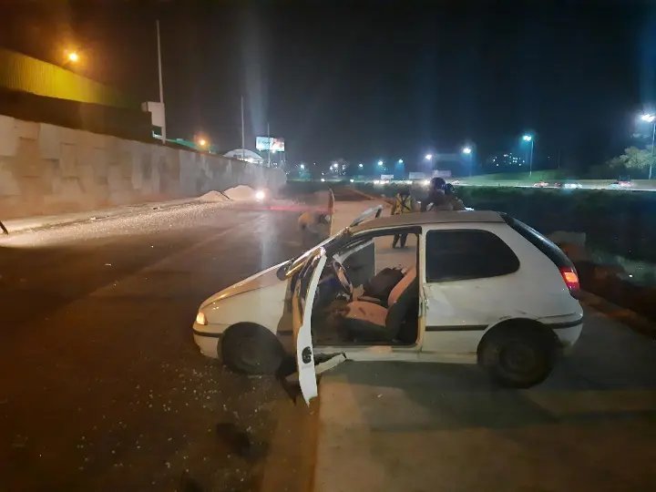 (V&iacute;deo) Homem fica ferido em capotamento na margem esquerda da avenida Beira-Rio 