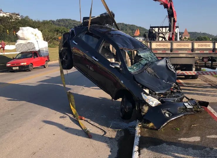 (V&Iacute;DEO) Carro que caiu no rio Itaja&iacute; Mirim &eacute; retirado