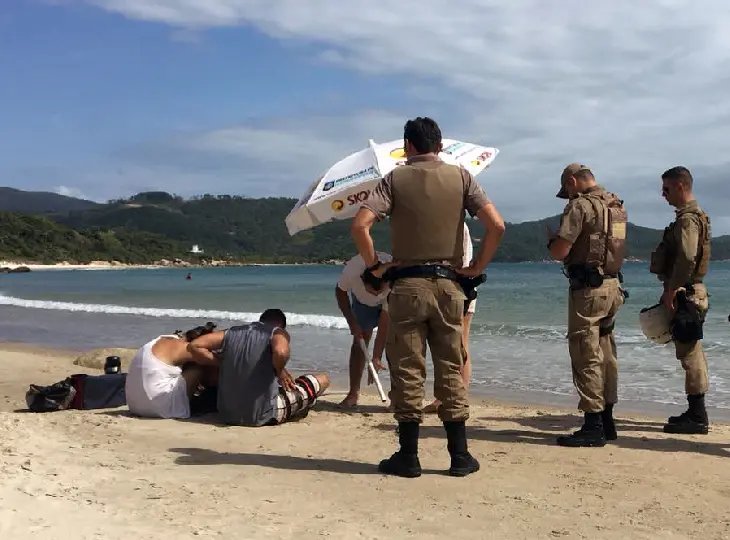 Criança de sete anos morre após ser atingida por foguete em praia em SC