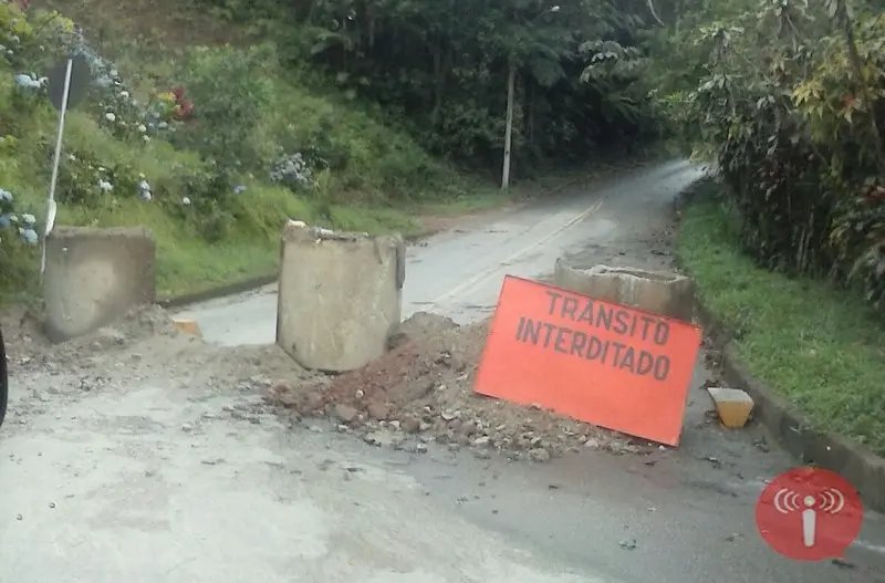 Rua interditada há 47 dias ainda sem resposta