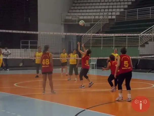 Torneio de vôlei reúne mais de 200