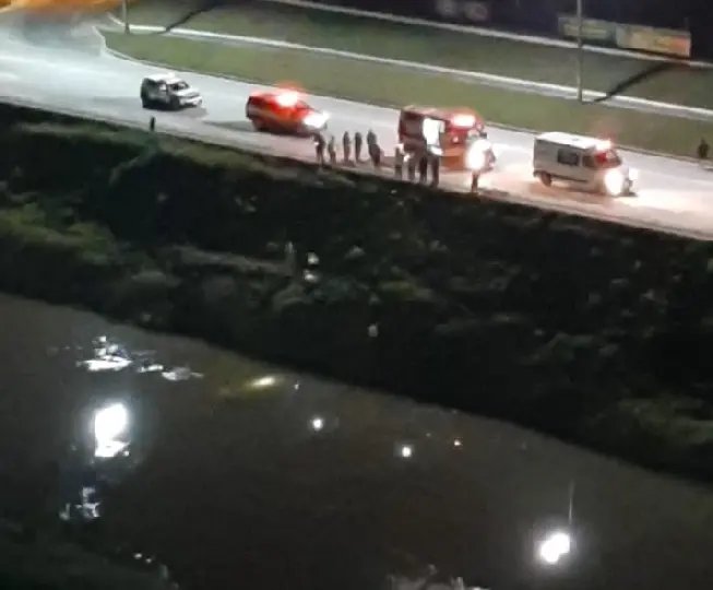 Ve&iacute;culo cai no Rio Itaja&iacute;-Mirim no centro de Brusque