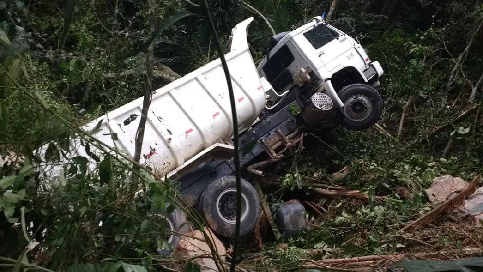 Motorista perde controle de caminh&atilde;o e capota em ribanceira 