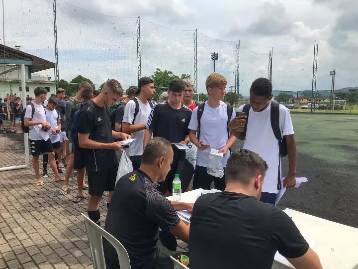 Mais de 250 garotos participam das avalia&ccedil;&otilde;es da base do Brusque