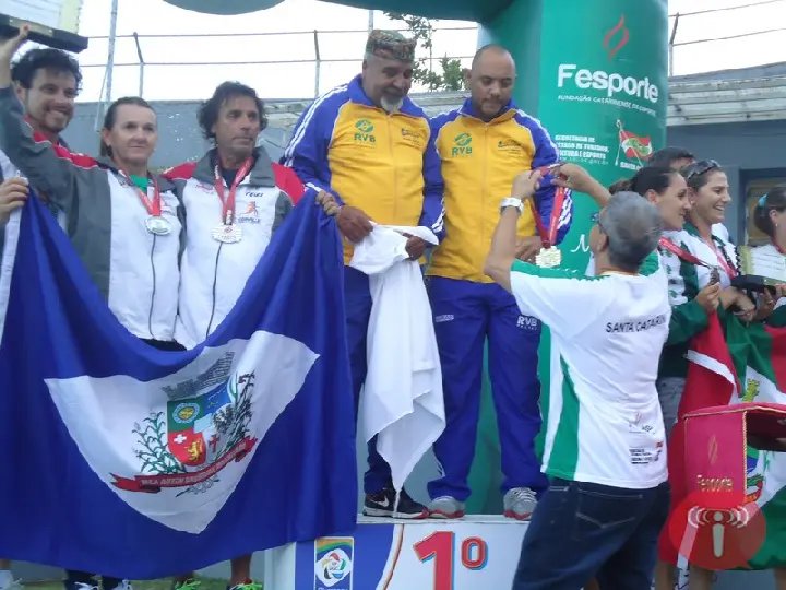 Atletismo feminino levanta troféu de campeão