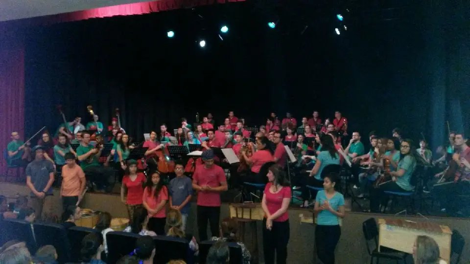 Apresentação de orquestra encantou crianças e adultos