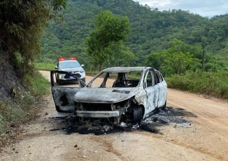 Carro &eacute; encontrado carbonizado em Tijucas