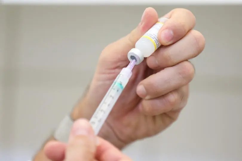 Falta de vacinas e salas de vacina&ccedil;&atilde;o com atendimentos suspensos