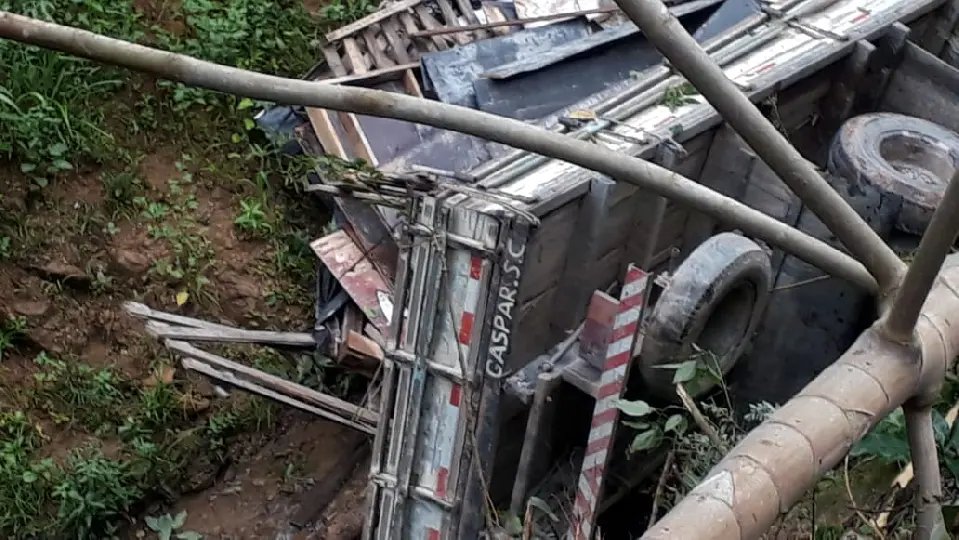 Caminh&atilde;o fica sem freios e cai em ribanceira