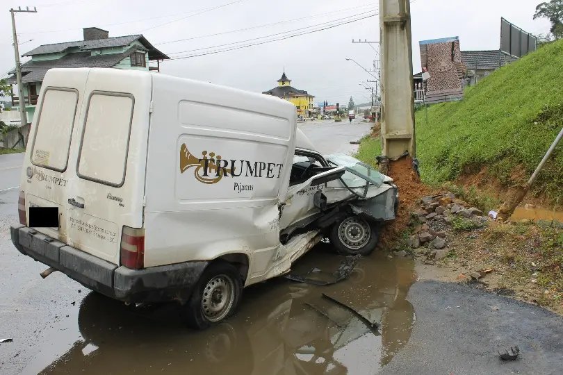 Carros se chocam e deixam dois feridos