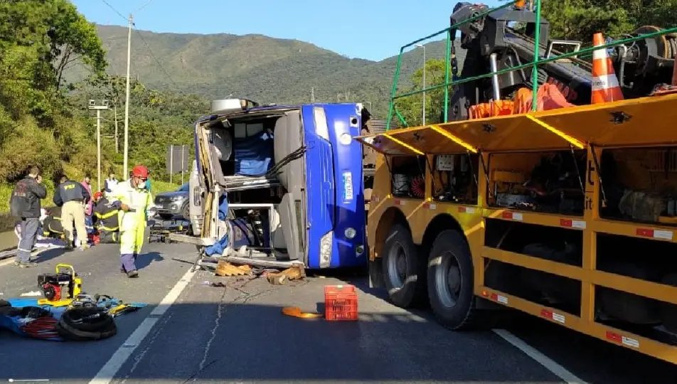 (V&iacute;deo) Acidente com &ocirc;nibus deixa mortos entre SC e PR 