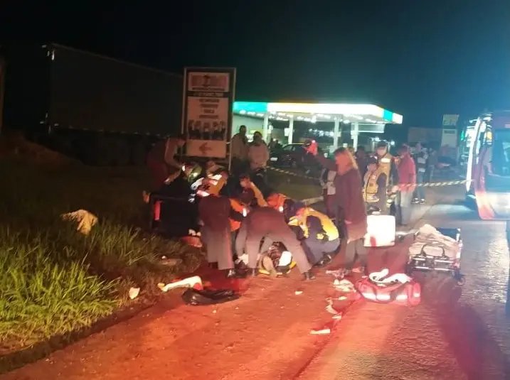 Colis&atilde;o entre tr&ecirc;s motos e um carro deixa tr&ecirc;s no hospital