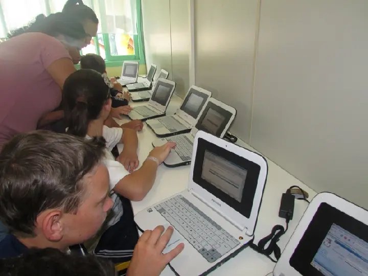 Escola inaugura sala de informática