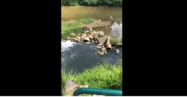 V&Iacute;DEOS flagram novos despejos de materiais no Rio Itaja&iacute; Mirim