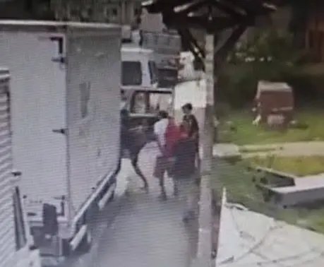 (V&Iacute;DEO EXCLUSIVO) C&acirc;meras de seguran&ccedil;a registraram o momento do furto do caminh&atilde;o