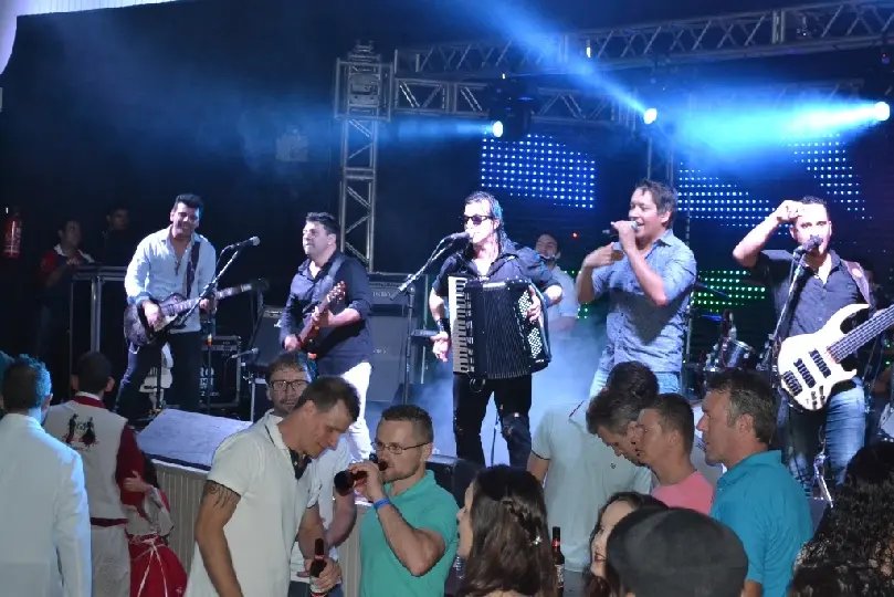 Animação total marca o 7º Baile do Sintricomb