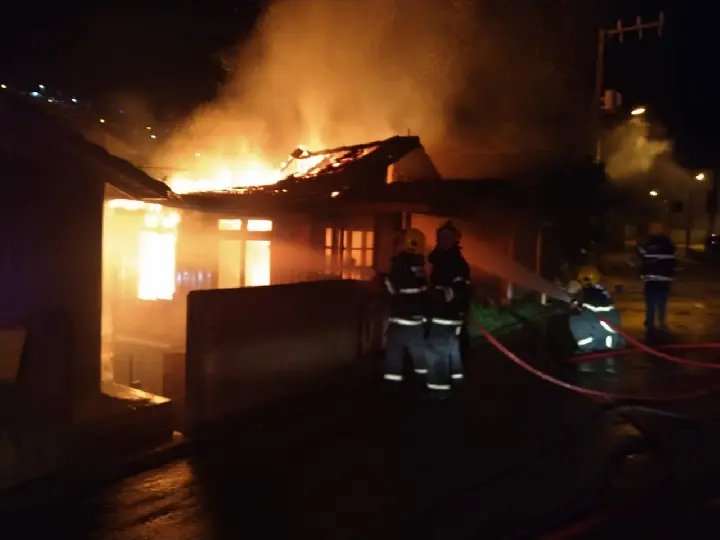 Inc&ecirc;ndio destroi casa durante a noite