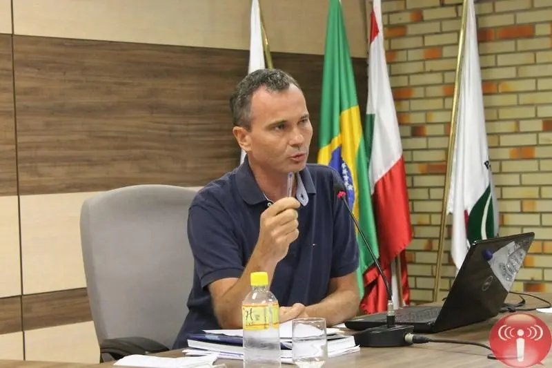 ′É o poste fazendo xixi no cachorro′, diz ex-secretário