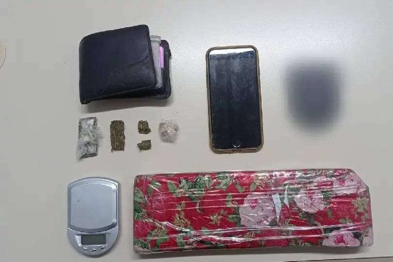 Dois s&atilde;o detidos por tr&aacute;fico de drogas, no bairro Azambuja