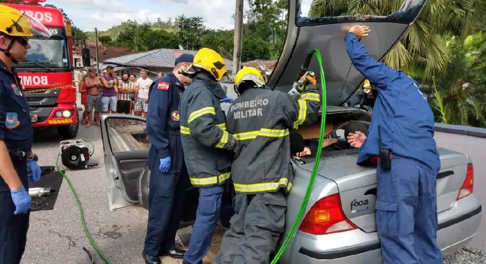 Colis&atilde;o deixa idosos presos entre &agrave;s ferragens
