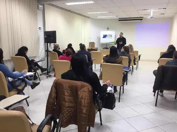 Cursos e palestras trazem aperfei&ccedil;oamento aos associados da CDL